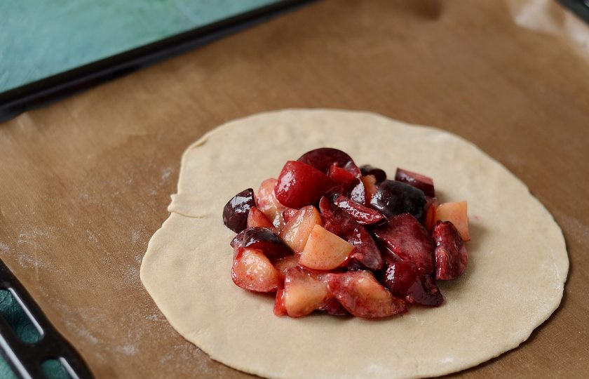 1. Этап. Диетические галеты: В центр выложите начинку.