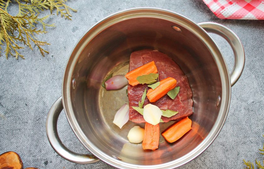 1. Этап. Ропа вьеха: Говядину сполосните и выложите в кастрюлю с толстым дном. Добавьте очищенную морковь, репчатый лук, перец горошком, лавровый лист.