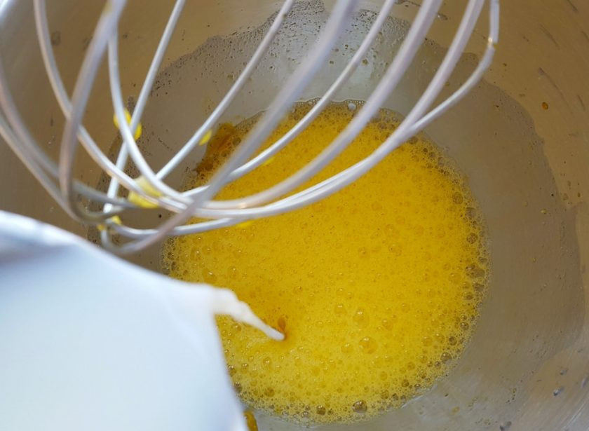 1. Этап. Омлет с помидорами и луком: 2. Потом подливая молоко, продолжайте взбивать. Добавьте соль и перец.