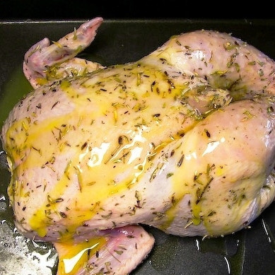 1. Этап. Цыпленок с чесноком и тимьяном: Кладем цыпленка на противень, смазанный оливковым маслом, и поливаем сверху растопленным сливочным маслом.