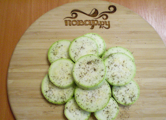 1. Этап. Жареные кабачки в мультиварке: 2. Нарезаем кружочками одинаковой толщины. Солим и перчим по вкусу.