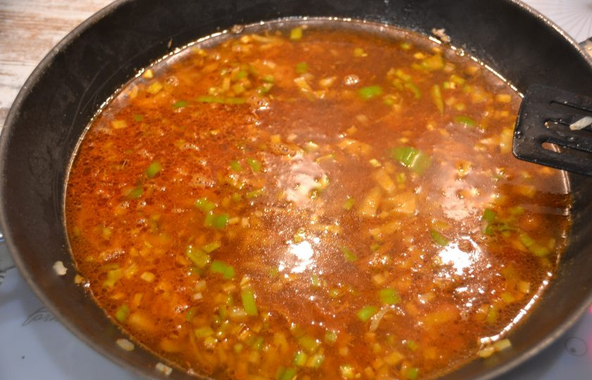 1. Этап. Виндалу из свинины с нектаринами: Залейте все кипятком, тушите еще 5 минут.