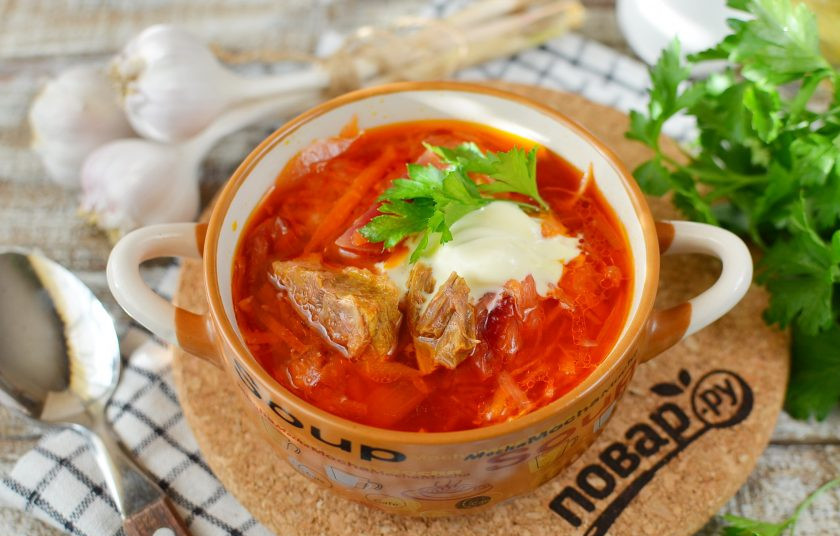 1. Этап. Борщ из маринованной свеклы: Подавайте свежий борщ со сметаной и зеленью. Приятного аппетита!