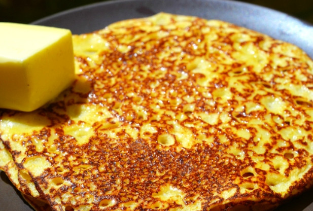 1. Этап. Блины из кукурузной муки: Каждый блинчик смажьте сливочным маслом и подавайте на стол. К блинам можно подать мед, варенье или сгущенку.