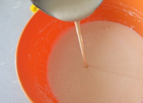 1. Этап. Блины из детской смеси: Получается однородное тесто, по консистенции напоминающее жидкую сметану.