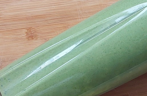 1. Этап. Шпинатный йогуртовый смузи: Измельчаем и взбиваем.