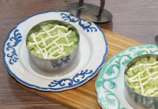 1. Этап. Слоеный салат с авокадо, тунцом, черри: 12. Далее огурец + майонез.