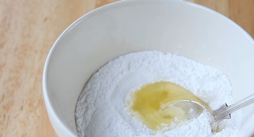 1. Этап. Клюква в сахарной пудре: 2. Добавьте лимонный сок в сахарную пудру, хорошо перемешайте.