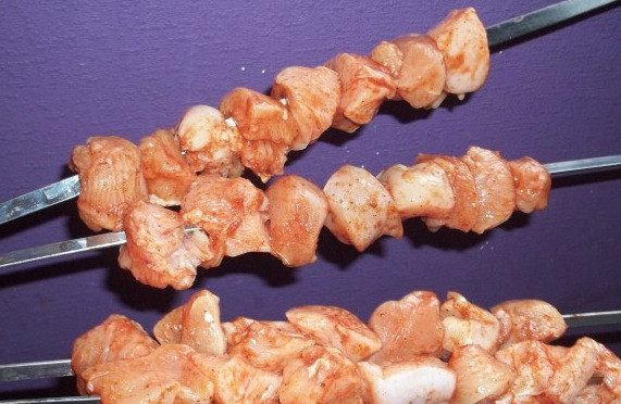 1. Этап. Шашлык из курицы по-грузински: На следующий день воду сливаем, мясо нанизываем на шампуры.