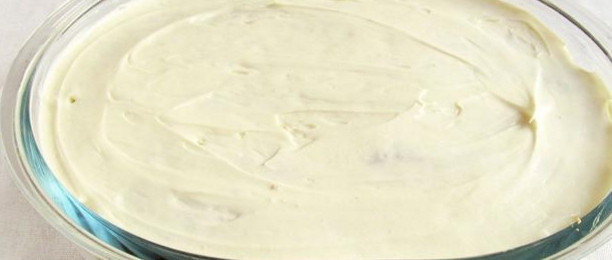 1. Этап. Тирамису классический без яиц: 4. Следующий слой готовьте по такой же схеме: сначала пропитка одной стороны, затем укладка на предыдущий слой, покрытый кремом. Самый верхний слой обильно смажьте кремом.