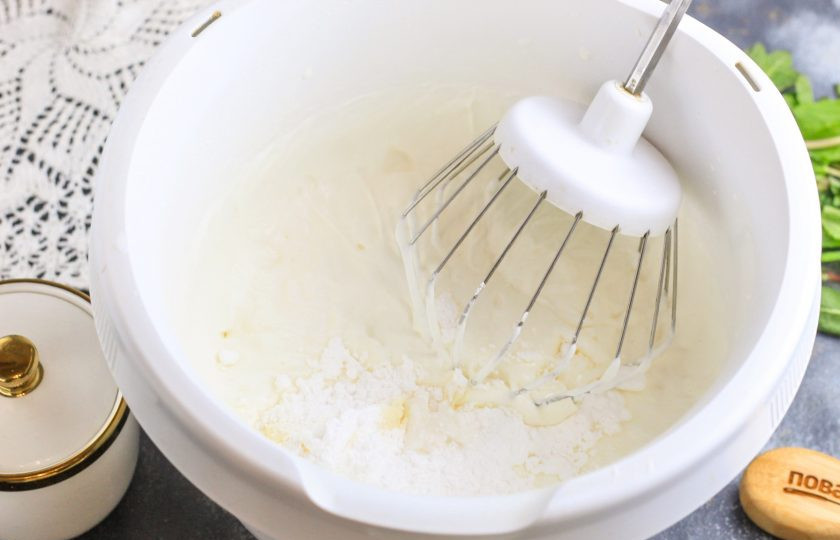 1. Этап. Чиз крем для выравнивания торта: Перелейте охлажденные сливки в чашу миксера или кухонного комбайна и взбейте примерно 3-5 минут. Главное — не перевзбейте, они просто должны загустеть. Высыпьте сахарную пудру и выложите мягкое сливочное масло. Еще раз взбейте.