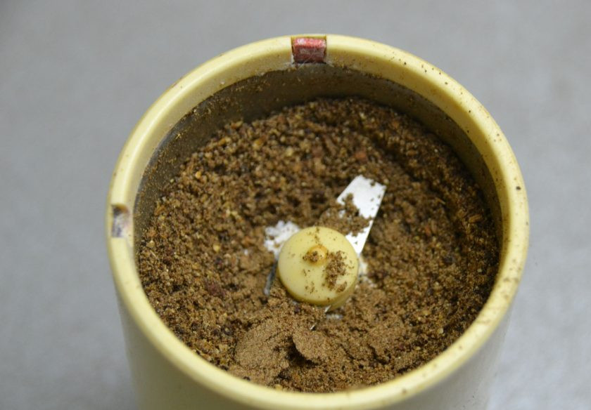 1. Этап. Кофе Масала: Измельчите прогретые семена в кофемолке.