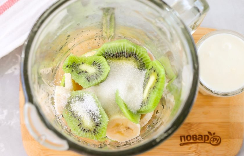 1. Этап. Смузи с бананом и киви: Всыпьте сахарный песок или откажитесь от него, если банан сладкий. Отлично подслащивает смузи и цветочный мед, можно добавлять различные сиропы, топпинги.