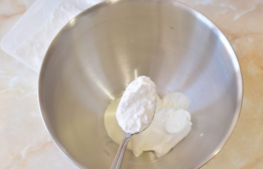 1. Этап. Сметанный крем: Следом добавьте сахарную пудру и ванилин. Заменять пудру на сахар не стоит. Сахар может не успеть раствориться за время взбивания и будет хрустеть в готовом креме.