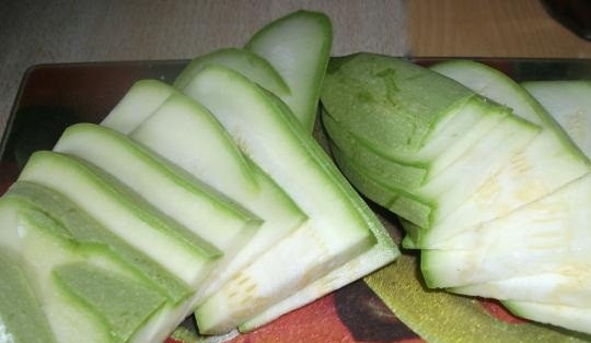 1. Этап. Кабачки по-венски: 4. Затем вымыть кабачки, очистить и нарезать тонкими ломтиками толщиной 5мм.