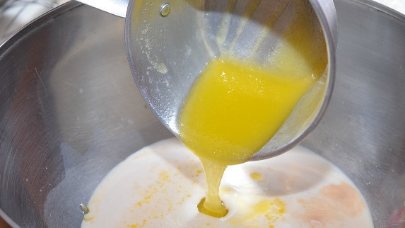 1. Этап. Итальянский кулич: Добавляем к дрожжам растопленное масло с сахаром. Хорошо размешиваем.