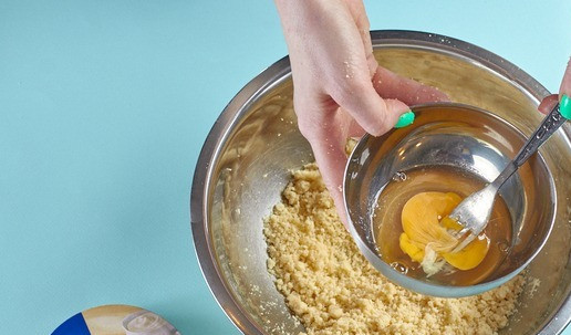 1. Этап. Миндально-кокосовые крекеры: Добавить яйцо. Мне вообще хватило половины.