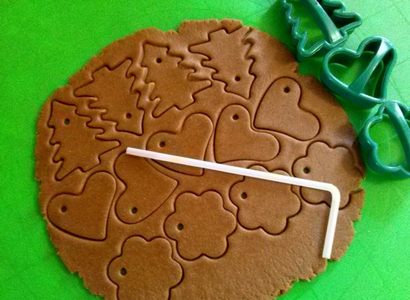 1. Этап. Пряники на Новый год: Возьмите часть теста из холодильника, раскатайте в тонкий пласт, толщиной 0,5-0,3см. Старайтесь раскатать так, чтобы не было пузырей. Вырубите пряники формочками или вырежьте по шаблону. Если собираетесь пряники повесить на елку, сделайте дырочки с помощью коктейльной трубочки.