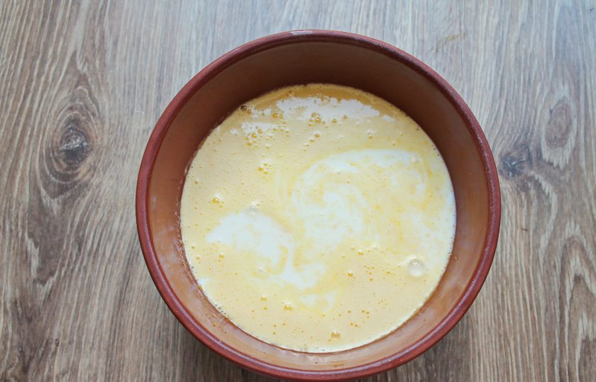 1. Этап. Шоколадный торт на молоке: Влейте во взбитые яйца молоко.