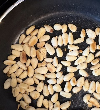 1. Этап. Салат из кольраби и феты: Орехи можно брать любые, у меня кедровые. Обжарить орехи на сковороде без масла, крупные орехи измельчить.