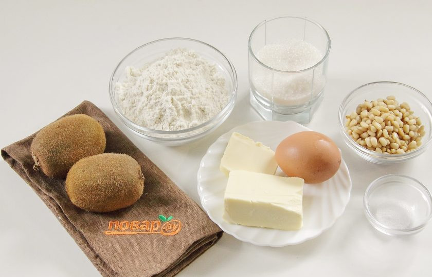 1. Этап. Пирог-перевертыш с киви и кедровыми орешками: Подготовьте все ингредиенты.