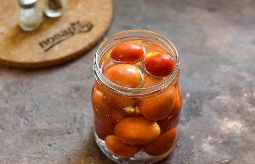 1. Этап. Помидоры Под снегом без уксуса: Вскипятите воду и залейте помидоры кипятком, оставьте на 10 минут в покое.