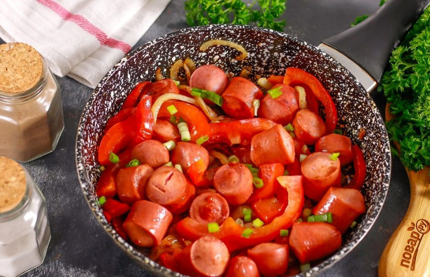 1. Этап. Сосиски по-корейски: Промойте зеленый лук и измельчите, добавьте в емкость и протомите около 1-2 минут. Выключите нагрев.