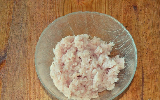 1. Этап. Люля-кебаб из курицы на мангале: Филе промойте, обсушите и измельчите в фарш.