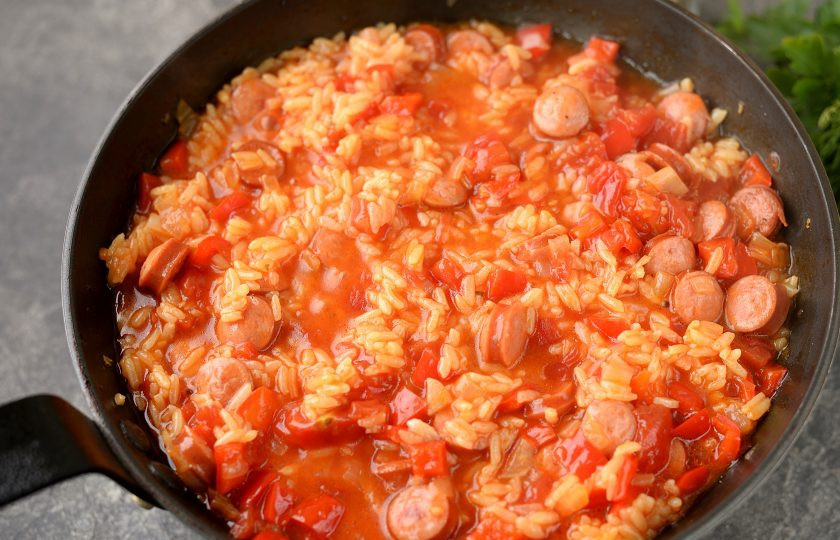 1. Этап. Американский обед: Спустя время выключите плиту, но оставьте блюдо под крышкой еще минут на 10. За это время рис хорошо набухнет и впитает в себя практически всю подливу.