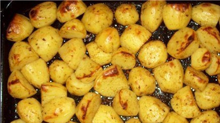 1. Этап. Запеченный картофель в соусе: Отваренный картофель поливаем соусом и перемешиваем. Затем картофель с соусом выкладываем в форму, смазанную растительным маслом и ставим в духовку разогретую до 200 градусов на 25-30 минут, до образования красивой золотистой корочки.