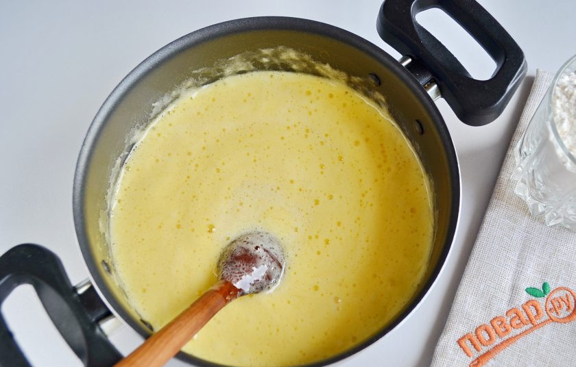 1. Этап. Торт Биткойн: 4. Соедините горячий мед с яйцами, перемешайте, сразу масса начнет пениться.