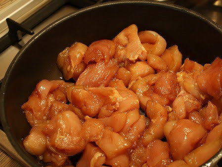 1. Этап. Омлет с куриным филе: 4. На сковороду налить немного растительного масла и отправить туда курицу.