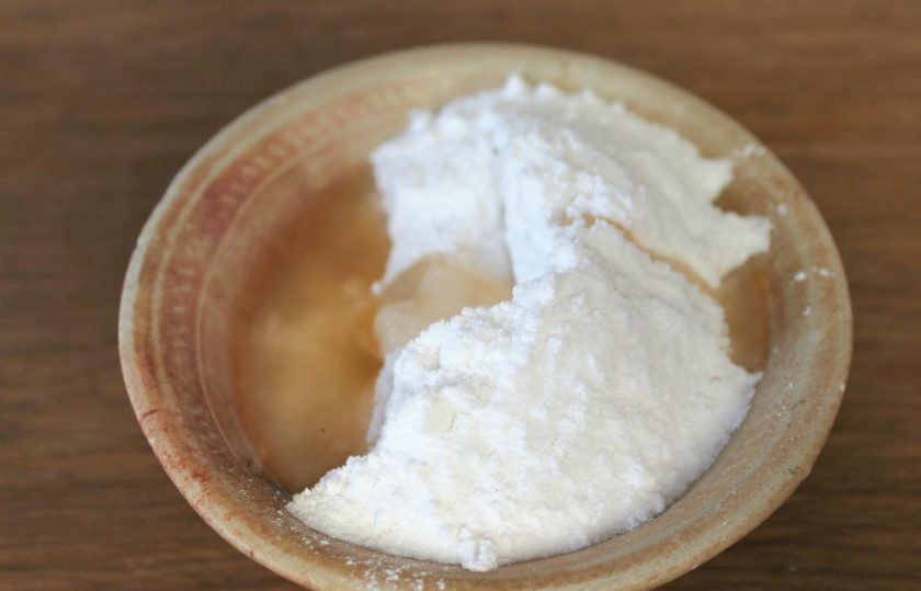 1. Этап. Пряники без меда: В сахарную пудру добавляем сок апельсина или лимона. Перемешиваем. Готовые пряники остужаем и покрываем глазурью.