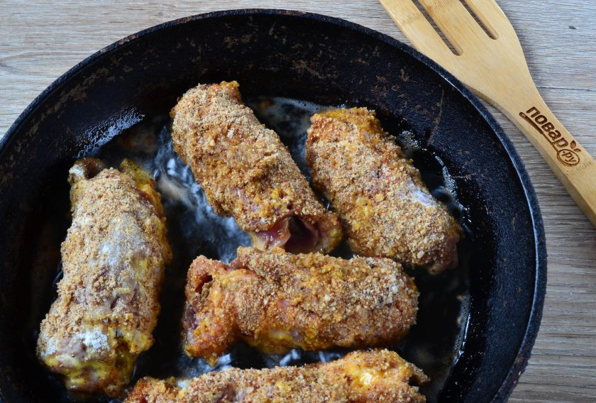 1. Этап. Мясные рулетики с печенью: На сковороде разогрейте растительное масло и выложите рулетики. Жарьте на медленном огне под крышкой, время от времени переворачивая, чтобы рулетики хорошо прожарились со всех сторон и не пристали к сковороде.