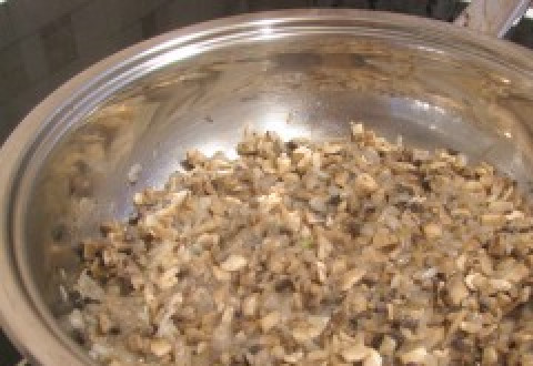 1. Этап. Зразы из индейки с грибами: Измельчаем лук и обжариваем его на растительном масле до прозрачности. Добавьте мелко порезанные грибы и жарьте, пока не испарится вся жидкость, примерно 15 минут.