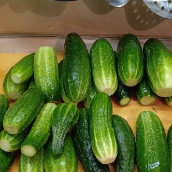 1. Этап. Огурцы Сладенькие: Огурцы хорошо вымыть, отрезать кончики с обеих сторон, выложить на полотенце и дать обсохнуть.