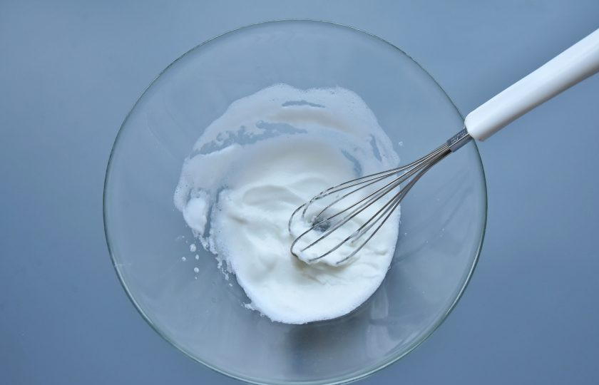 1. Этап. Протеиновые кексы: Яичные белки с щепоткой соли взбейте венчиком до состояния устойчивой пены.