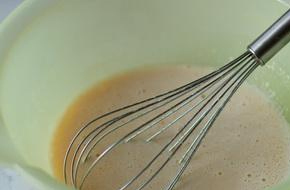 1. Этап. Льежские вафли: Далее дрожжи выливаем в глубокую миску, добавляем туда растопленное сливочное масло, яйца и ваниль, взбиваем венчиком.