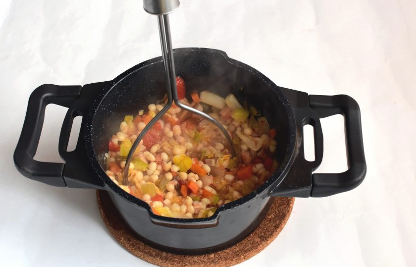 1. Этап. Риболлита: Отложите примерно треть овощной гущи в миску и растолките в грубое пюре. Верните обратно в кастрюлю с риболиттой. Добавьте столько отвара фасоли или горячей воды, чтобы получился достаточно густой суп.