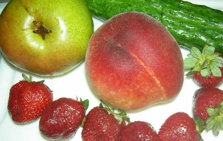 1. Этап. Салат с клубникой и огурцом: 1. Промыть клубнику, огурец, персик и грушу. Обсушить на бумажных полотенцах.