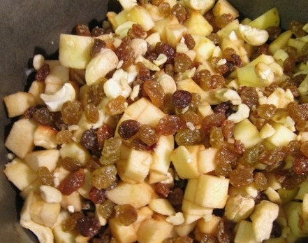 1. Этап. Плов с яблоками: Когда рис будет наполовину готов, мы перекладываем половину риса в миску, а в кастрюлю выкладываем изюм, яблоки и орехи.