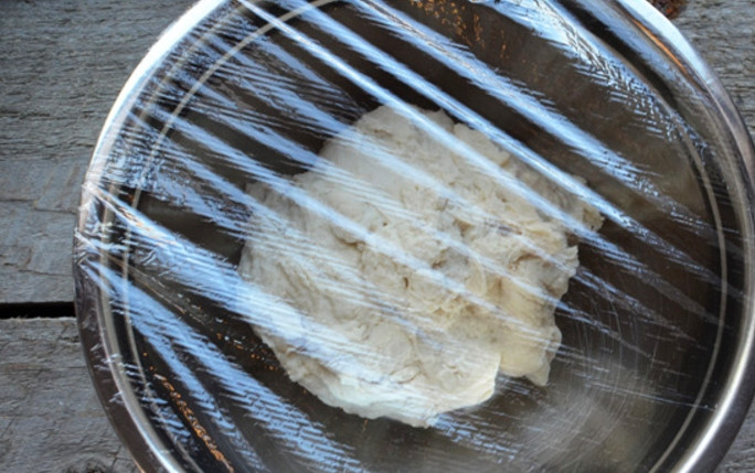 1. Этап. Пресная лепешка: Накройте тесто пленкой и оставьте где-то в тепле на 2 часа.