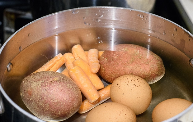 1. Этап. Столичный салат: 2. Отдельно сварите овощи и яйца.