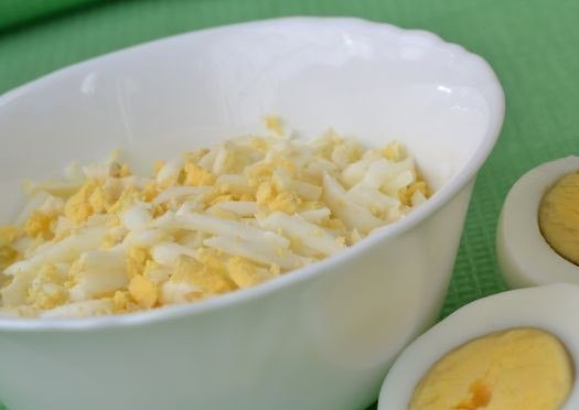 1. Этап. Рулеты из лаваша с курицей и плавленым сырком: Яйца отварите, очистите и также нарежьте.