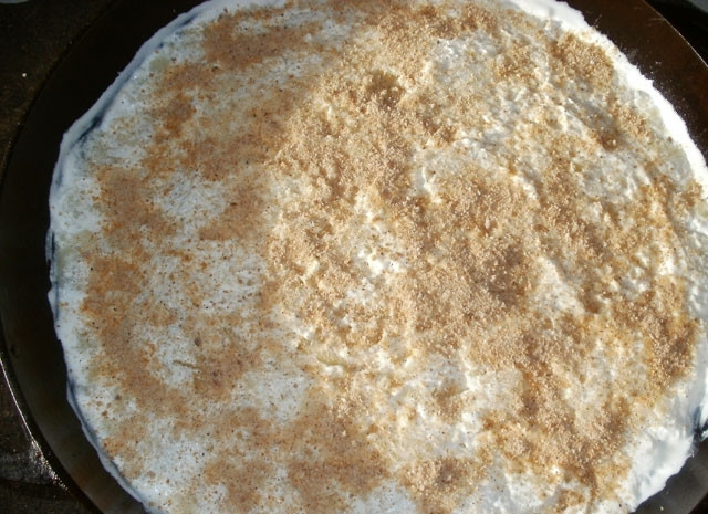 1. Этап. Картофельная запеканка с капустой в духовке: Сверху равномерно накройте второй частью пюре, смажьте сметаной и посыпьте панировочными сухарями. Отправьте в разогретую до 200 градусов духовку на 30 минут.