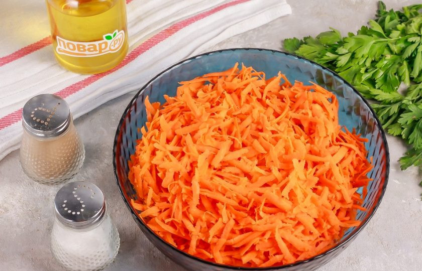 1. Этап. Икра из моркови с томатной пастой: Морковь натрите в глубокую емкость на терке с крупными ячейками.