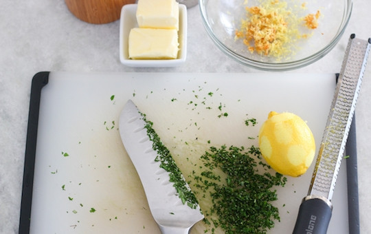 1. Этап. Жареная грудка по-турецки: 3. Поместите чеснок в пиалу и добавьте к нему лимонную цедру. Измельчите зелень и отправьте к чесноку.