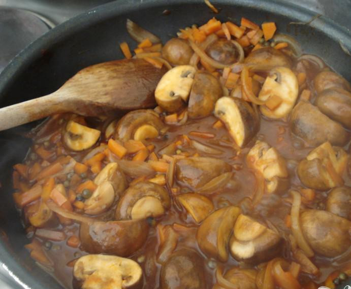 1. Этап. Пирог с грибами и сыром стилтон: 2. Добавить томатную пасту и хорошо перемешать, потом продолжить готовить еще 5 минут. Добавить соевый соус, перец горошком и овощной бульон, дать закипеть, уменьшить огонь и дать покипеть на маленьком огне, пока количество жидкости не уменьшиться вдвое.