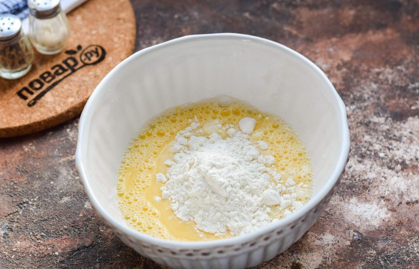 1. Этап. Куриные рулетики в кляре: Добавьте в основу кляра пшеничную муку.