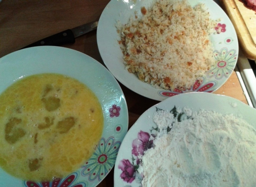 1. Этап. Отбивные из телятины сочные: Просейте муку в одну тарелку, во второй слегка взбиваем 2 яйца, в третьей - хлеб.